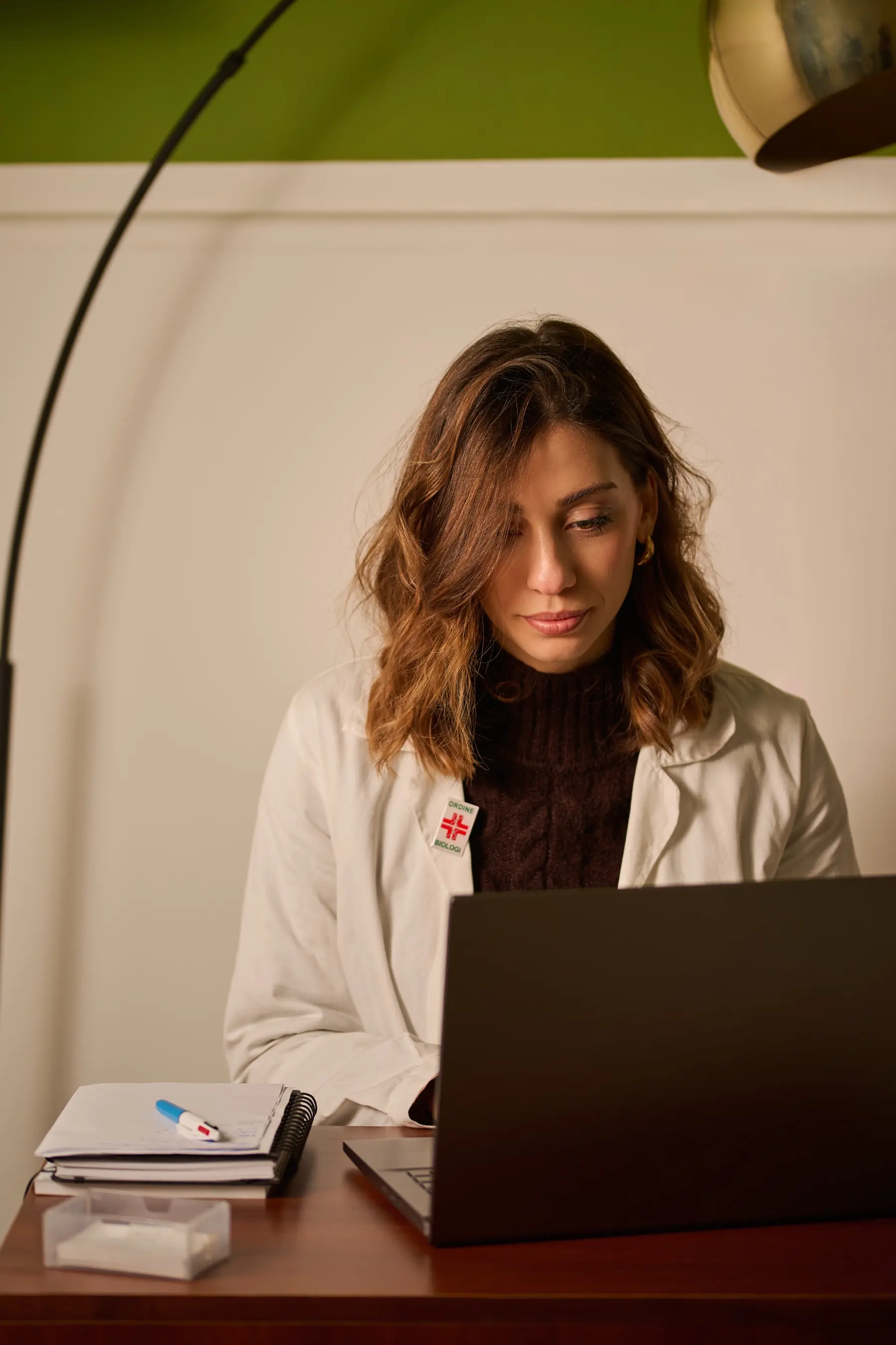 Martina Marchese al lavoro alla scrivania, davanti al computer.